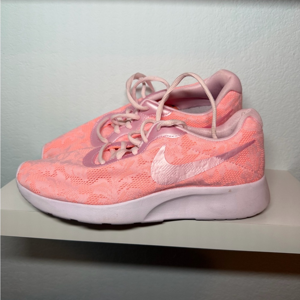 Nike Womens Tanjun 902865-600 Pink Running Shoes